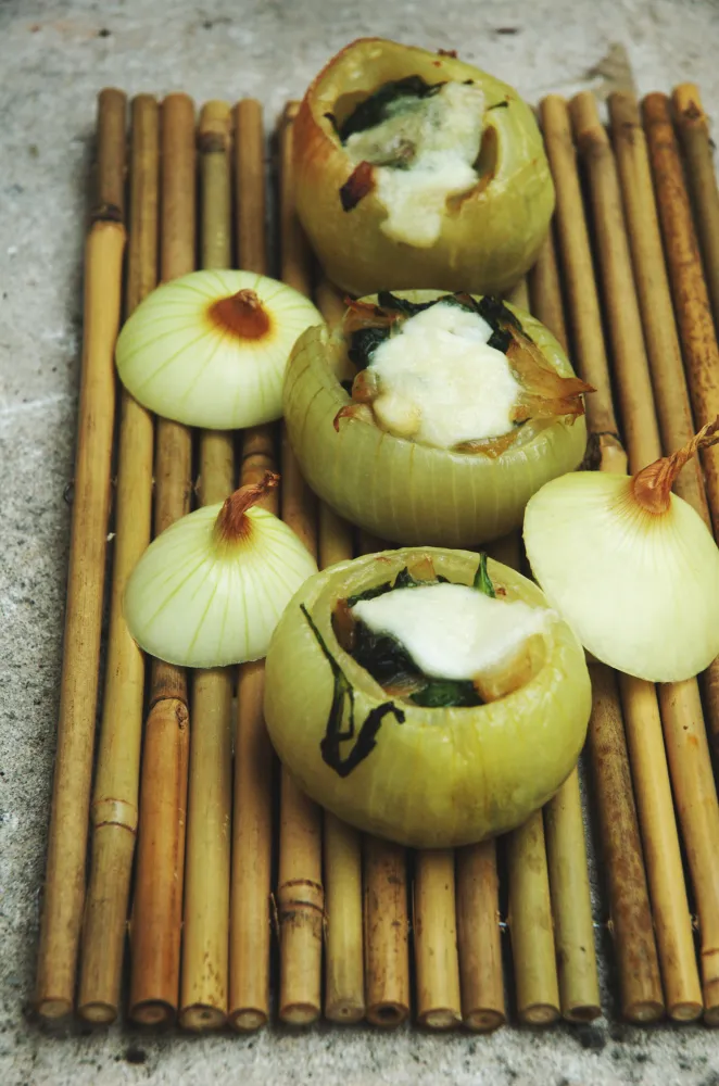 Oignons de Roscoff farcis aux épinards et à la mozzarella