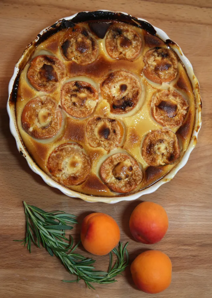 Clafoutis  aux abricots, amandes et romarin