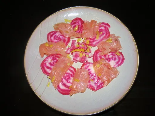 Carpaccio de saumon fumé et de betterave chioggia