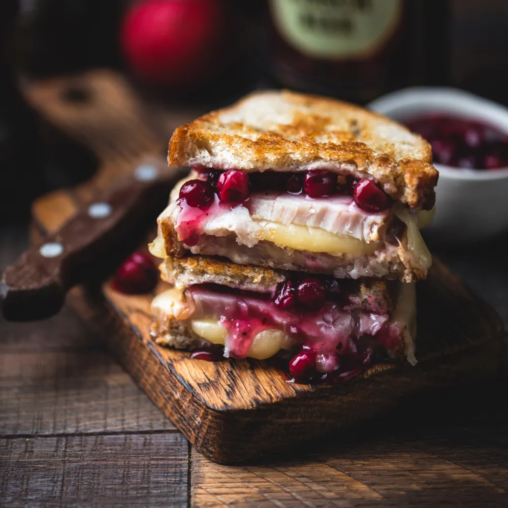 Sandwich au brie et compoté de cerises