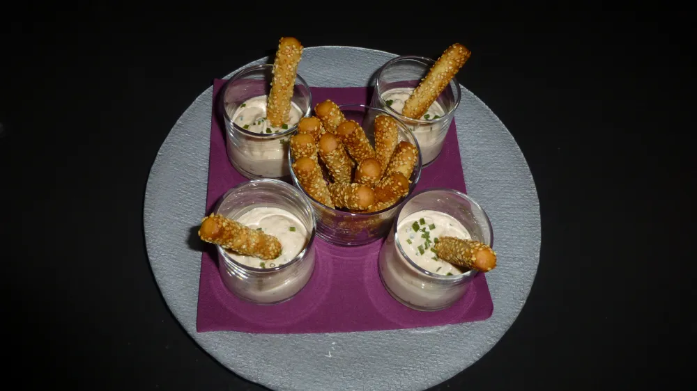 Verrines aux rillettes de saumon express et gressins