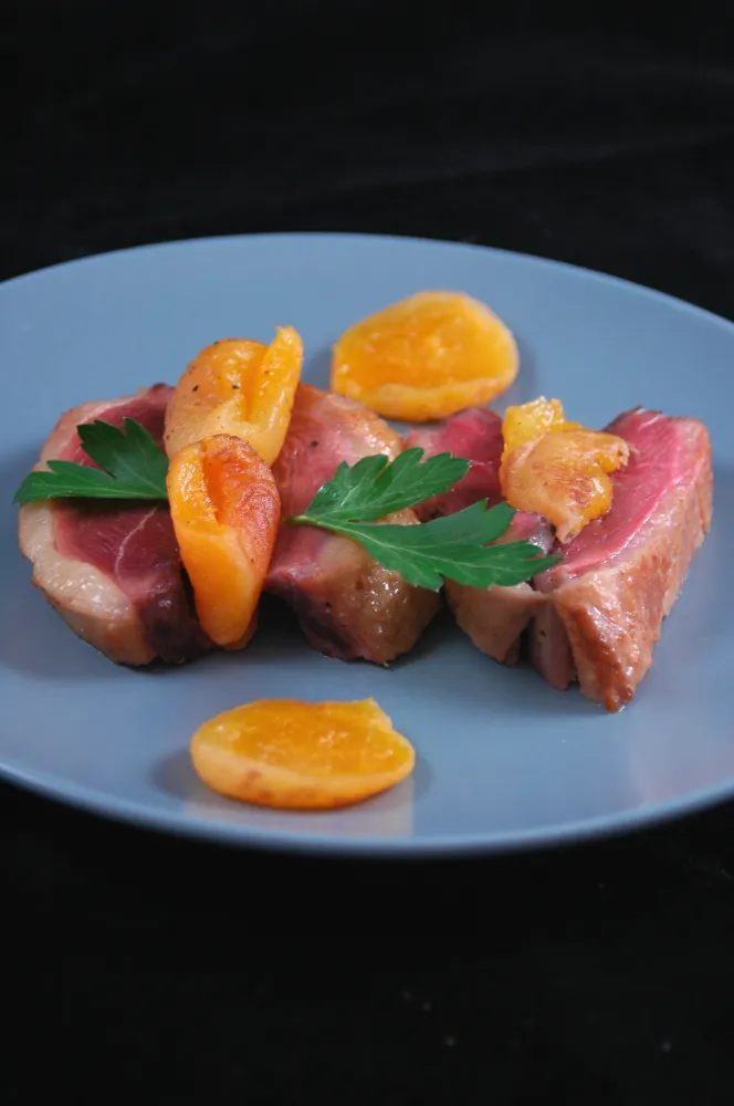 Rôti de magret ou filet de canard aux abricots secs