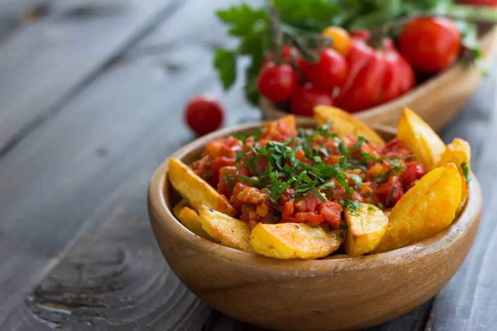 Patatas bravas (pommes de terre frites à la sauce tomate épicée)