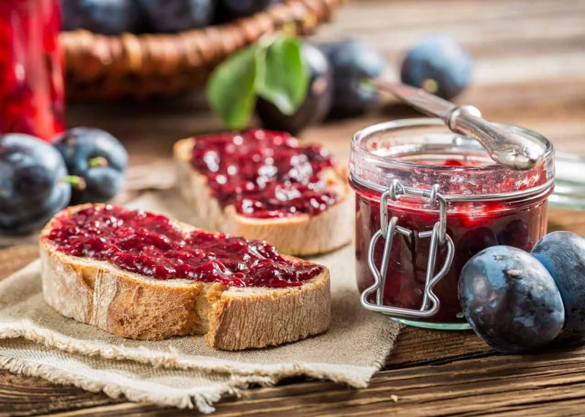 Confiture de prunes rouges