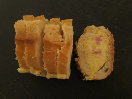 Pain surprise au St Moret et jambon