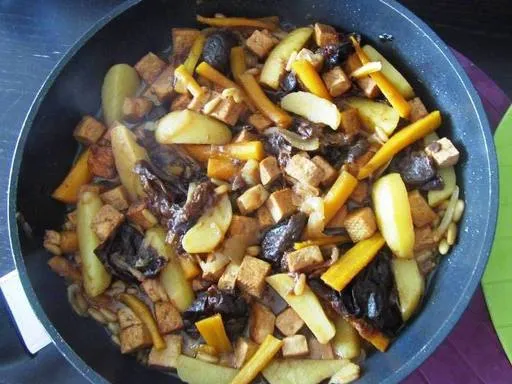 Tajine sucré-salé au tofu fumé