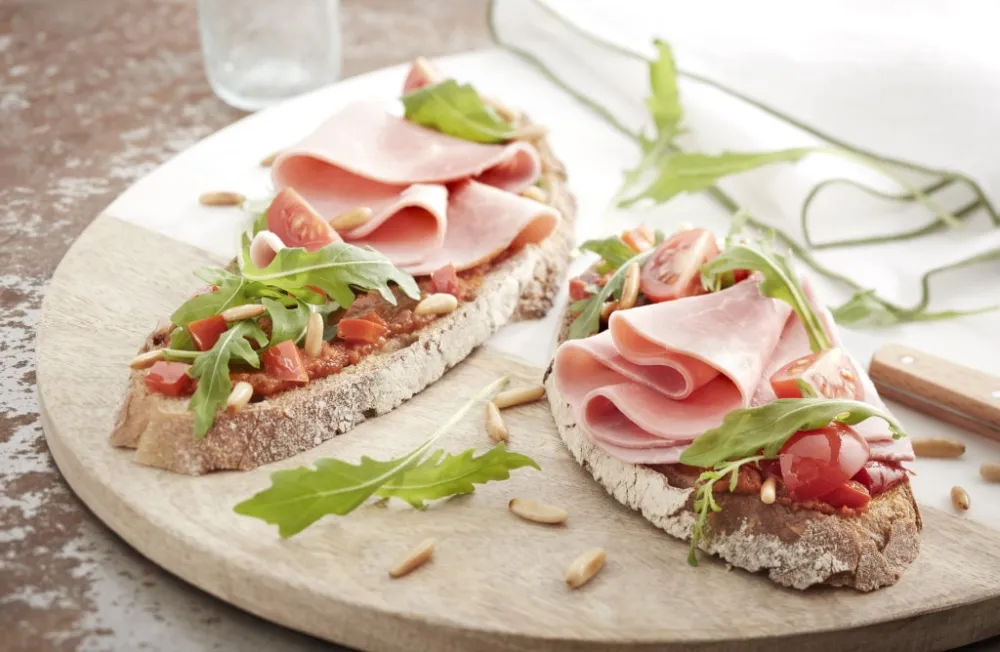 Tartines au jambon, caviar de tomate, basilic et tomates fraîches