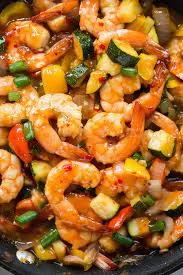 Gambas et légumes d'été sautés dans un wok