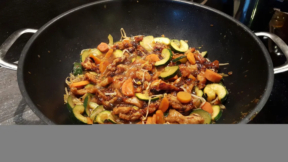 Plat de poulet, courgettes et vermicelles de riz au citron vert et à la menthe cuit à la poêle