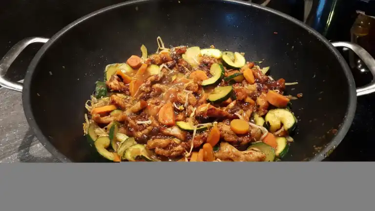 Plat de poulet, courgettes et vermicelles de riz au citron vert et à la menthe cuit à la poêle