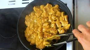 Wok de poulet parfumé au curry et au thym