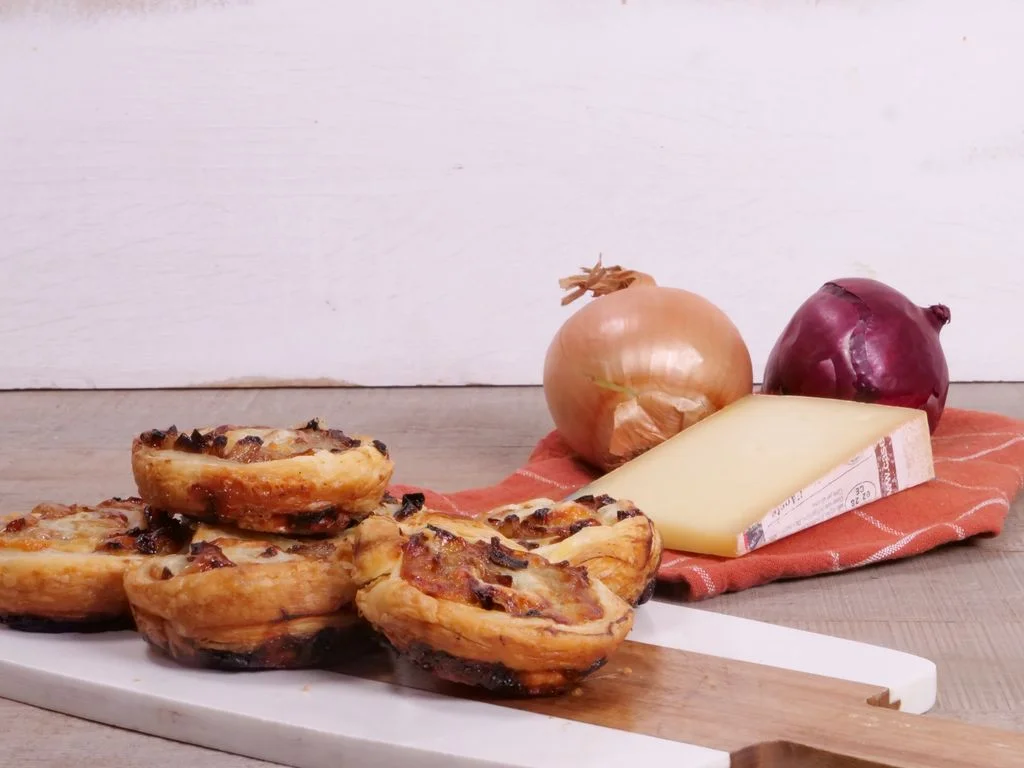 Roulés apéritifs à la Fontina AOP et chutney d'oignons