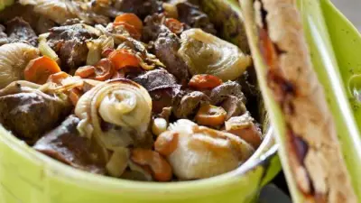 Ragoût de bœuf bourguignon en cocotte lutée