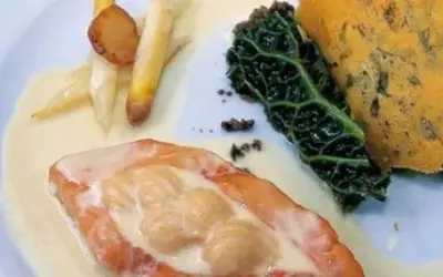 Radeau de saumon et de Saint-Jacques aux asperges meunières, ragoût de barbes à la Fourme d'Ambert