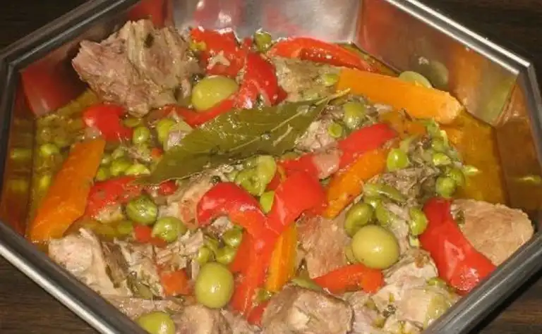 Ragoût de côtes de porc aux petits pois et jeunes carottes