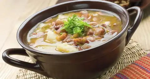 Ragoût de pommes de terre au poulet, haricots blancs et chorizo