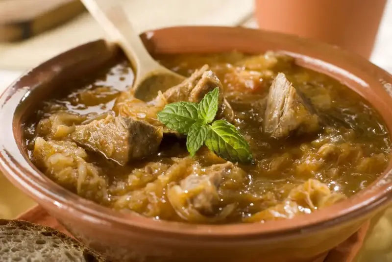 Ragoût de porc au chou et aux poireaux