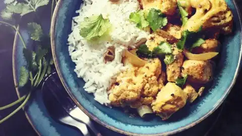 Ragoût de porc au curcuma, riz thaï