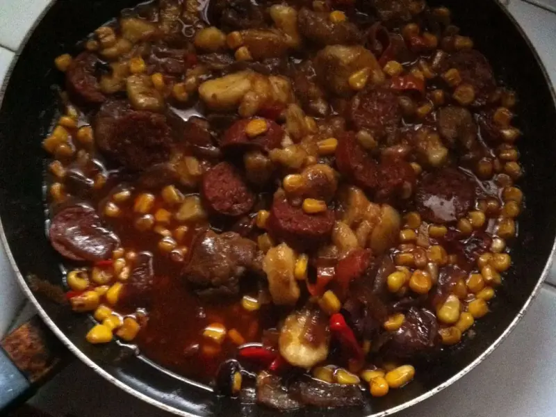 Ragoût de porc et de poulet à la banane