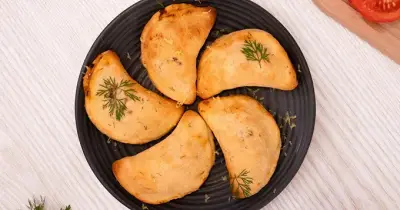 Mini chaussons à la tomate, au saumon et à l'aneth