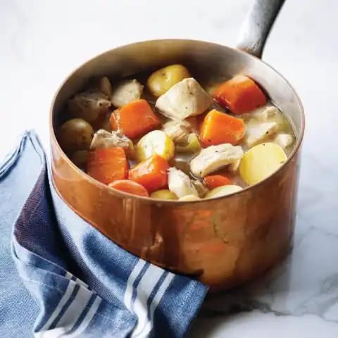 Ragoût de poulet et saucisses aux carottes