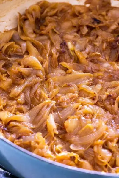 Des oignons blonds caramélisés