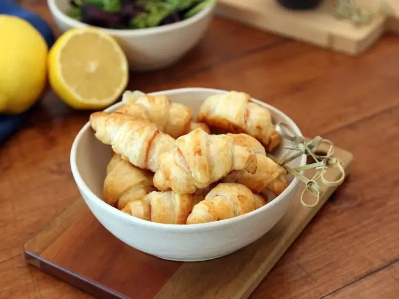 Petits croissants au saumon fumé (toast apéritif)