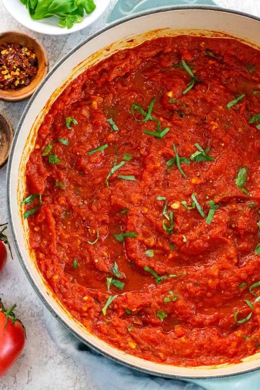 Photo vue du dessus d'une poêle avec sauce marinara maison