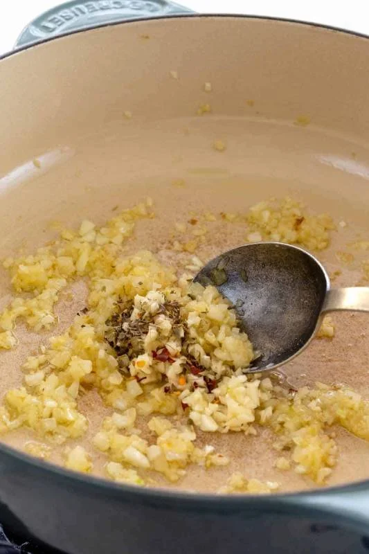 Oignons et ail sautés dans une poêle