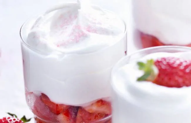 Mousse au chocolat blanc et fraises