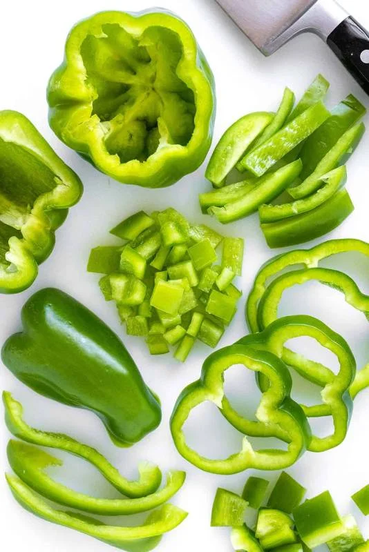 Poivron vert coupé et tranché en diverses formes et tailles