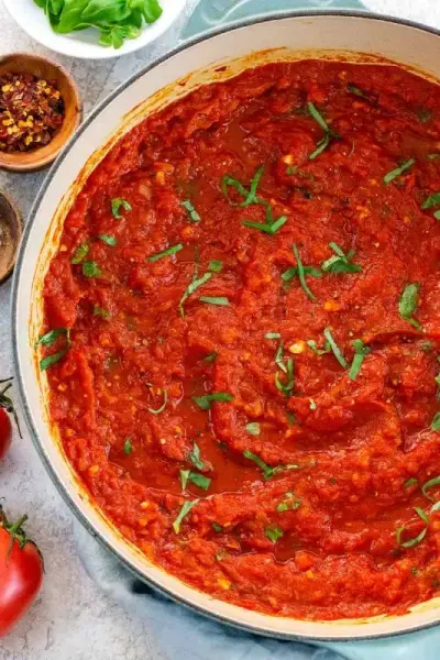 Photo vue du dessus d'une poêle avec sauce marinara maison