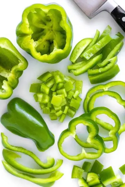 Poivron vert coupé et tranché en diverses formes et tailles