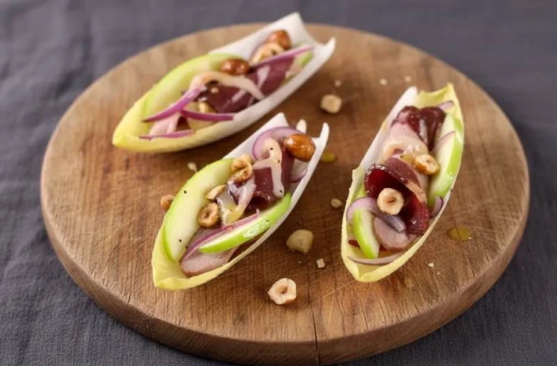 Endives farcies magret fumé, pomme verte et noisettes grillées