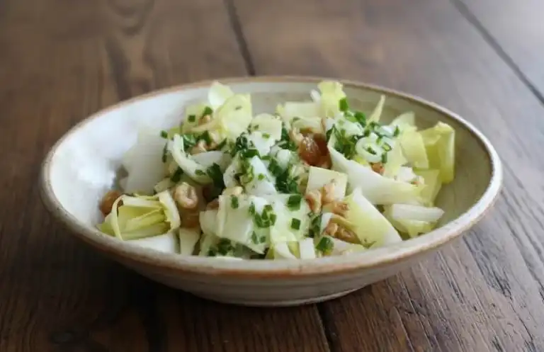 Endives et noix en salade parfumée au miel