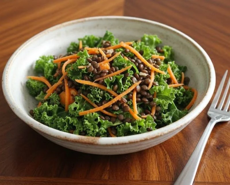 Salade saine de lentilles, carottes râpées et kale