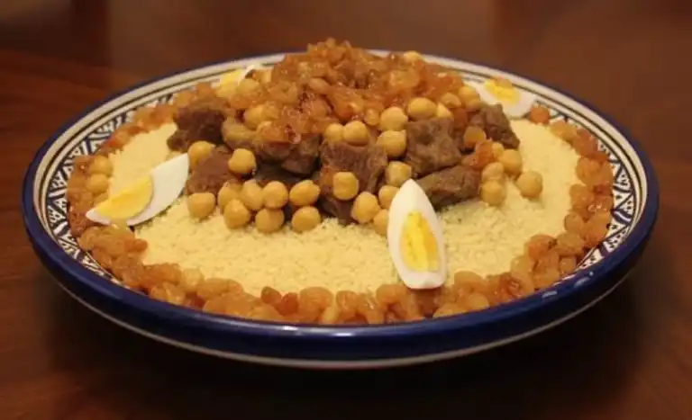 Couscous oriental au bœuf épicé et raisins dorés