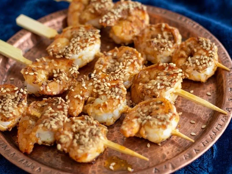 Délicieuses brochettes de crevettes marinées à la sauce chinoise