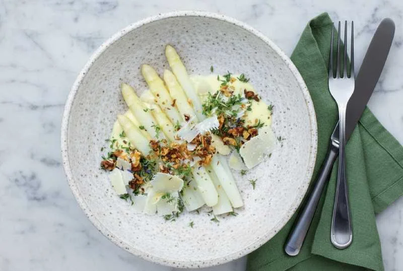 Asperges blanches et sauce mousseline maison
