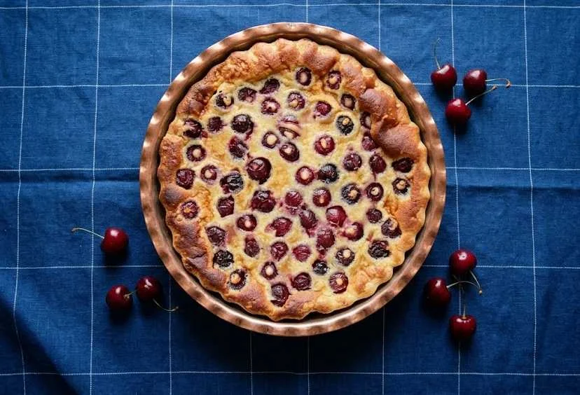 Clafoutis aux Cerises : La Recette Traditionnelle Fondante qui Réveille les Souvenirs d'Enfance