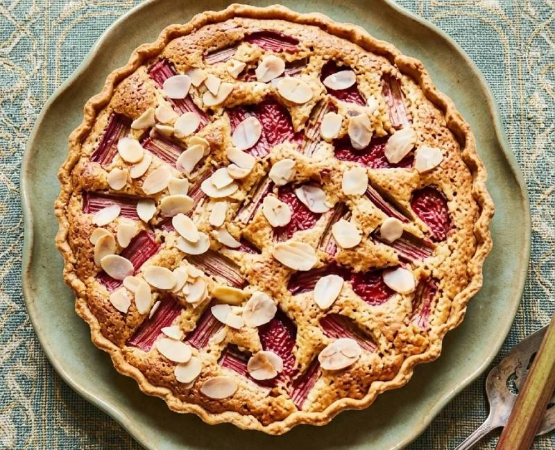 Tarte Fraise Rhubarbe à la Crème d'Amandes : La Recette Maison qui Fait Sensation