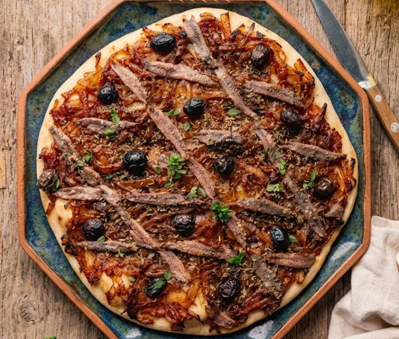 Pissaladière Niçoise : La Recette Authentique aux Oignons Confits et Anchois