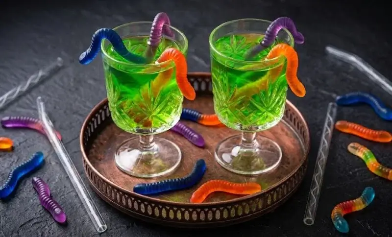 Cocktail vert d’Halloween aux bonbons