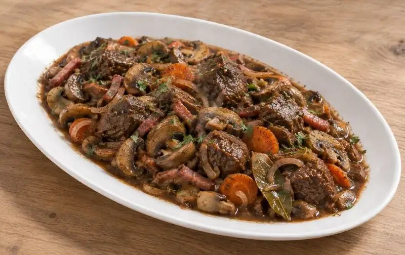 Bœuf bourguignon facile aux champignons, lardons et carottes