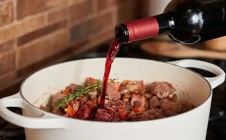 Quel liquide pour un ragoût : vin, bière, cidre ou bouillon
